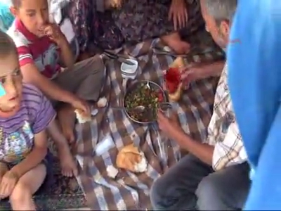 Kirayı ödeyemeyen aile sokakta kaldı