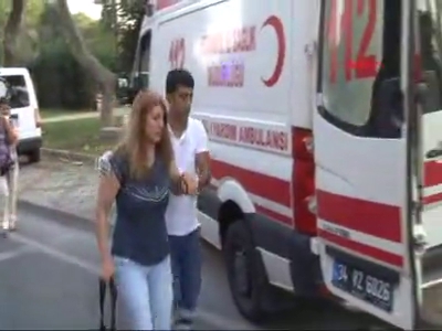 Otobüs tarihi binaya çarptı