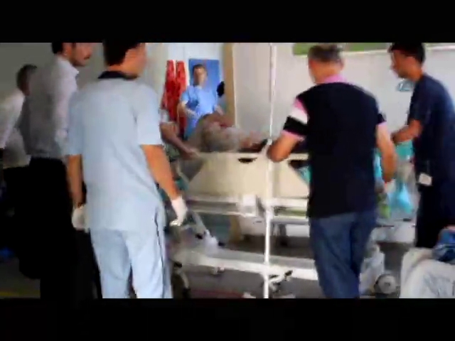 Midibüs yön tabelasına çarptı: 19 yaralı