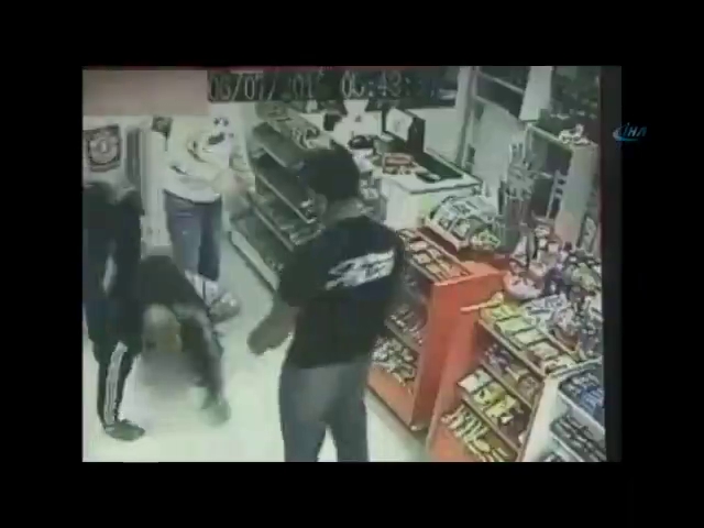 Dövüşçülüğüne güvenen tacizci feci dayak yedi