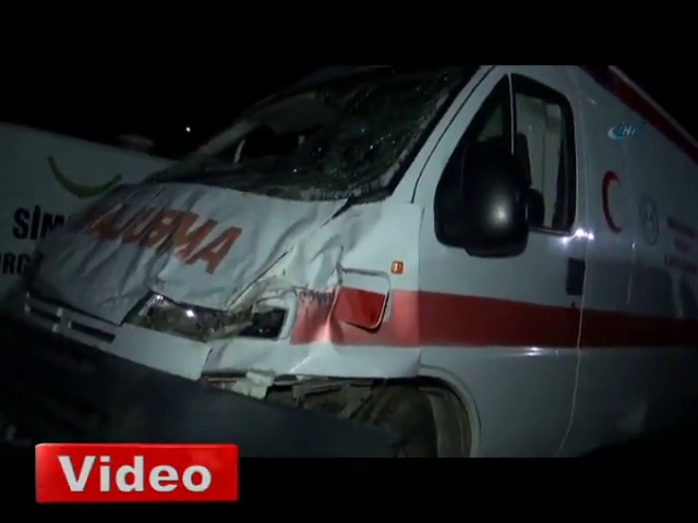 Ambulans kaza yaptı