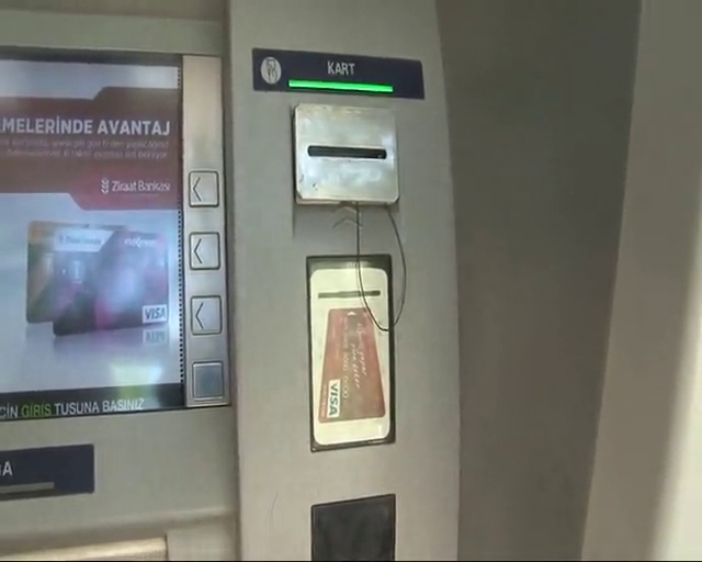 Dolandırıcıya kaptırdığı parayı bankadan istedi