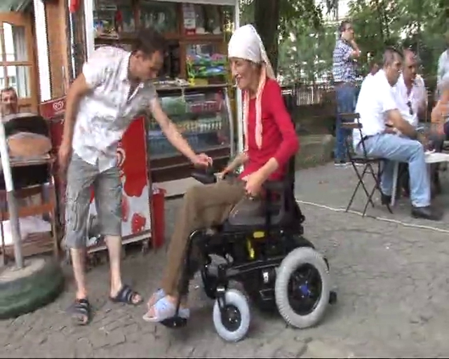 Bursa'da engelli çiftin akülü araba sevinci