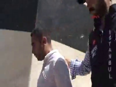 Kavga edenleri öldürerek ayırdı