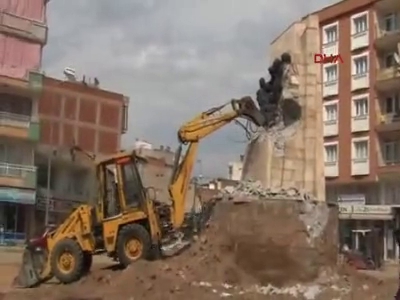 Alaşehir'i ikiye bölen anıt