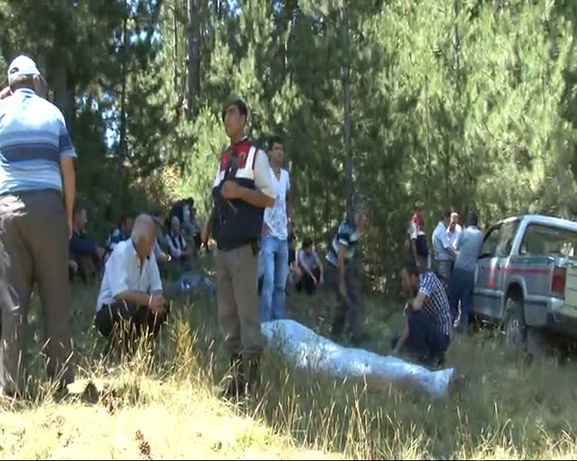 Ecel eşinin felç geçirdiği yolda yakaladı