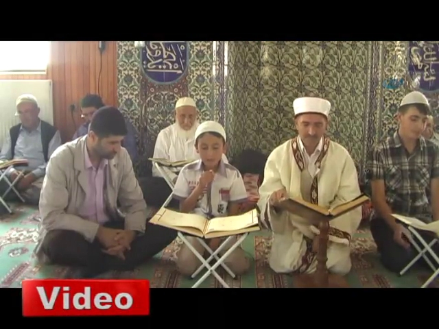 8 yaşındaki Emir mukabele okuyor