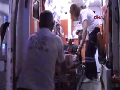 Yük treni otomobili ikiye böldü