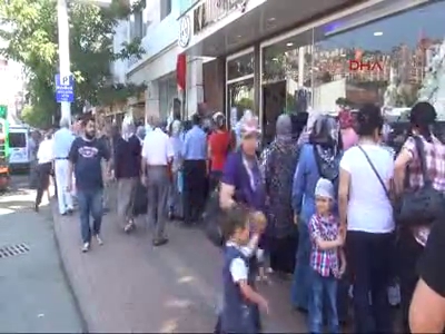 Banka önünde yardım kuyruğu