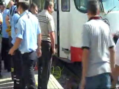 Tramvayın altında feci ölüm