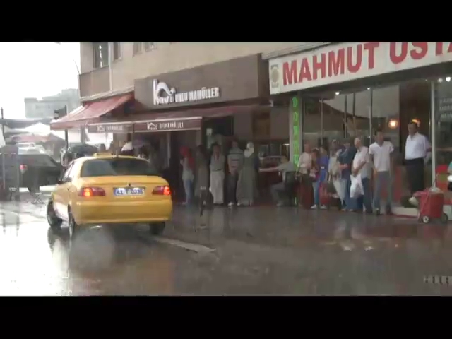 Yarım saatlik yağış hayatı felç etti