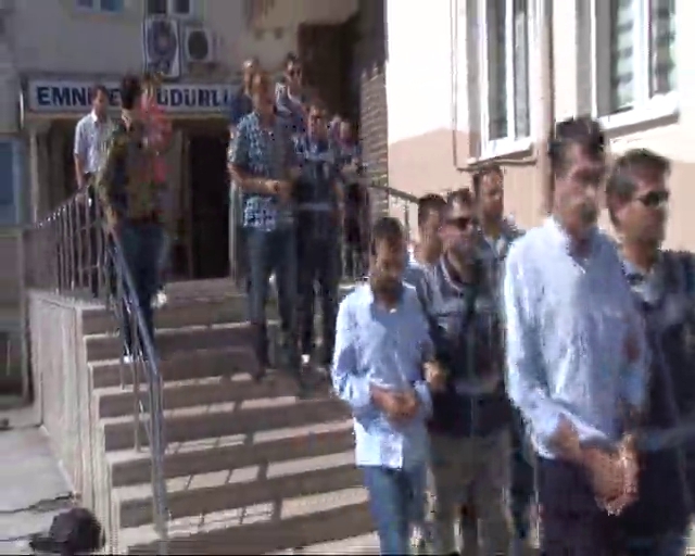 Ruhsatsız silahları köylülere sattılar
