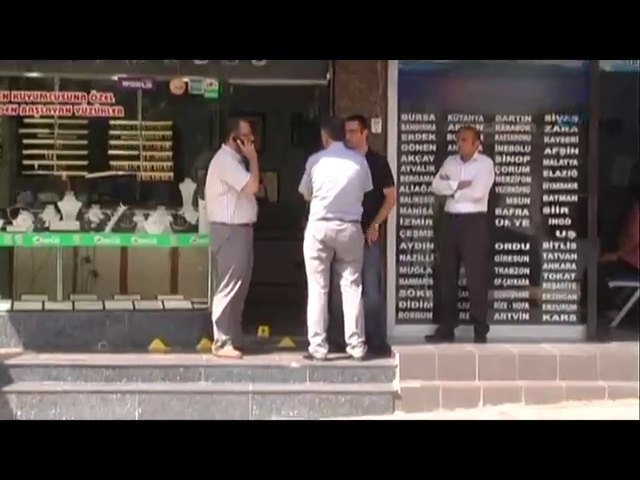 Altınlarının peşinden 16 el ateş etti