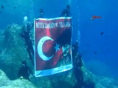 Zafer Bayramı'nı denizin dibinde kutladılar