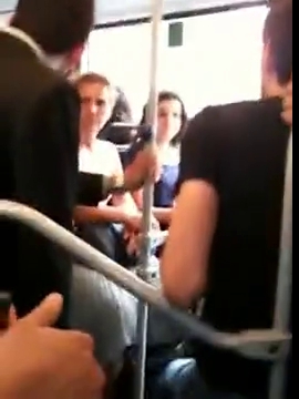 Metrobüste yanına erkek yolcu oturtmadı