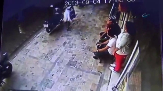Otomobil genç kızı böyle ezdi
