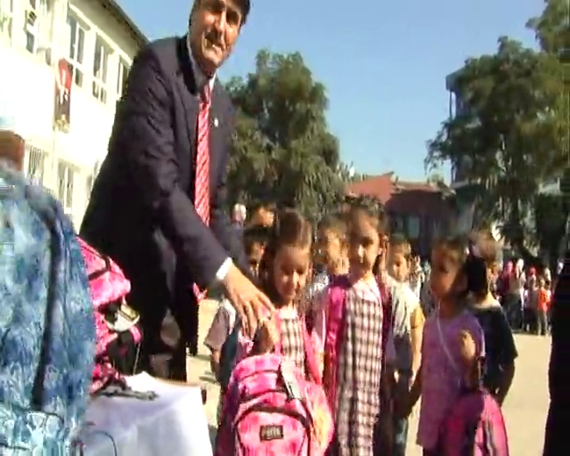 Osmangazi Belediyesi 5 bin öğrenciye çanta ve kırtasiye malzemesi dağıttı