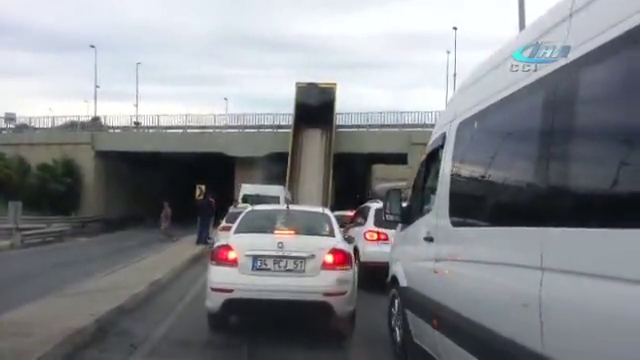 Damperi açılan kamyon üst geçide takıldı