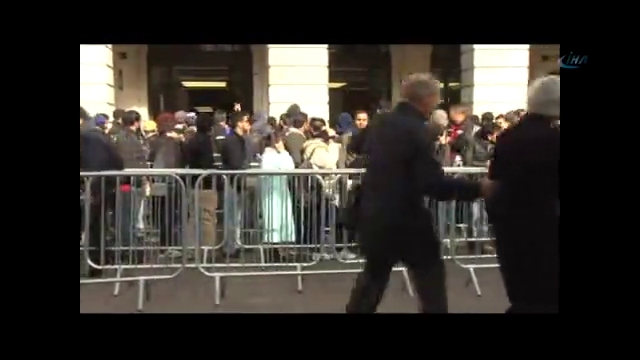 İngiltere’de "iPhone 5S" izdihamı