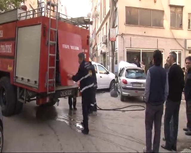 İki sürücü direğe birlikte çarptı