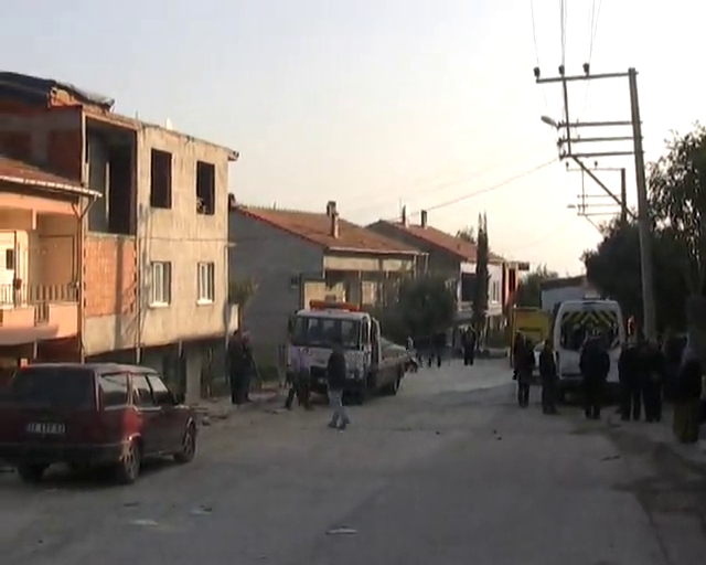 26 ton yükle öğrenci servisine çarptı