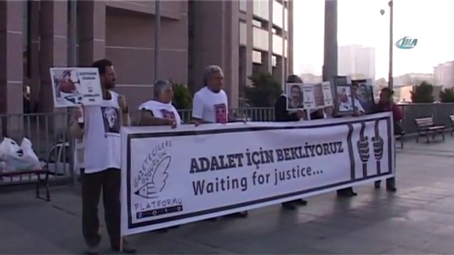 Gazetecilerden ’duran adam’ eylemi