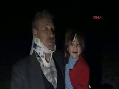 Sıkıştığı yerden kızını teselli etti