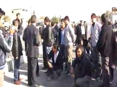 Kavşak isteyen mahalleli yolu trafiğe kapattı