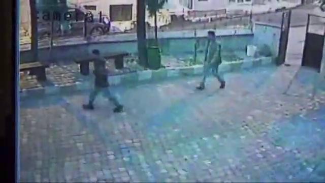 Ayakkabı hırsızları kameraya yakalandı