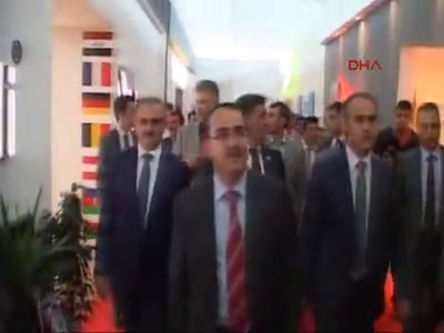 Adalet Bakanı masaj koltuğu denedi