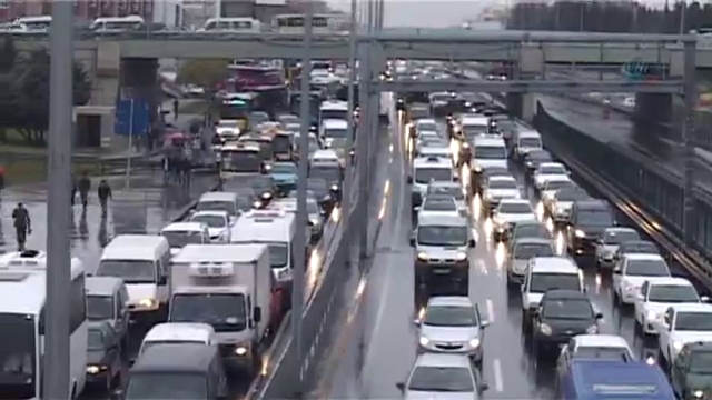 Yağmur trafiği felç etti