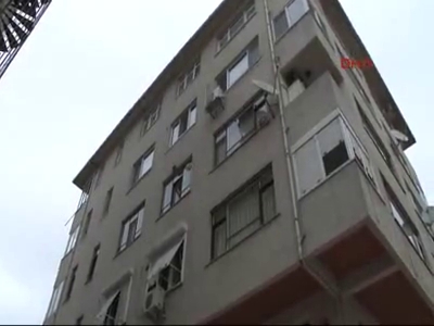 Temizlikçi kadın cam silerken düştü