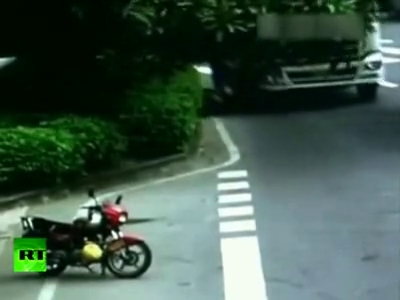 Kamyonun çarptığı kadın motosikletçi böyle alevler içinde kaldı