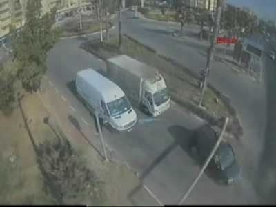 Elektrik direğine çarptı