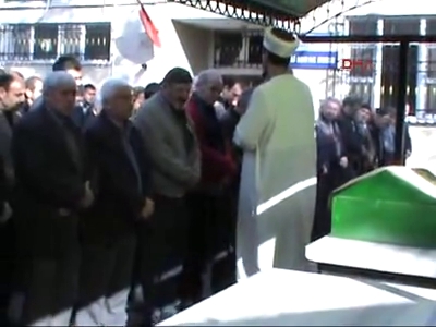 Bursa'da annesinin elini bıraktığı çocuğa otomobil çarptı