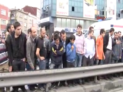 Motosikletli kurye kamyonun altında can verdi