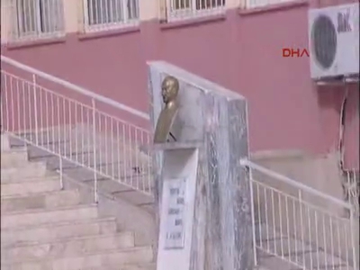 Atatürk büstüne çirkin saldırı