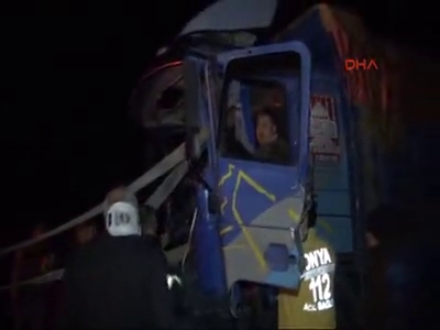 Önündeki TIR'a çarpan kamyonda can pazarı