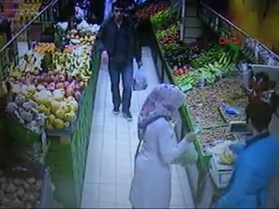Marketteki hırsızlık anı güvenlik kamerasında