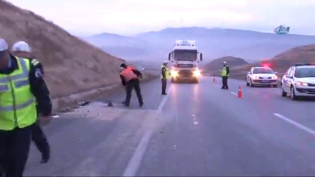 Yolcu otobüsü ile kamyon çarpıştı: 20 yaralı