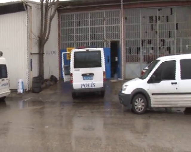 Alarm sistemini iptal ederek çelik kasayı çaldılar