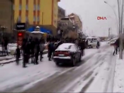Erzurum'da kar hayatı felç etti