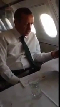 Başbakan Erdoğan'dan uçakta Neşet Ertaş şarkısı