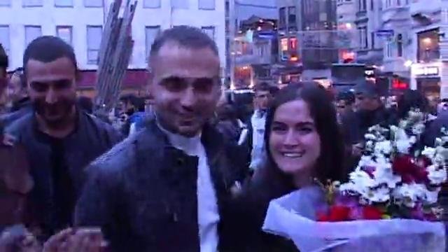 İstiklal Caddesi'nde sürpriz evlenme teklifi