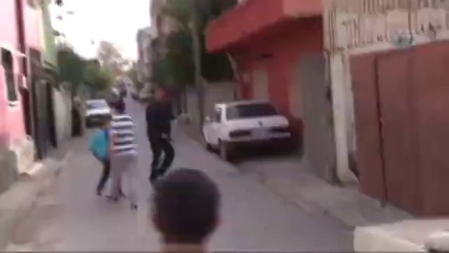 "Gel sana oyuncak vereceğim" diyerek...