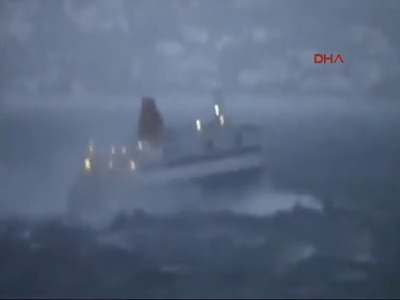 Dev feribotun dalgalarla savaşı