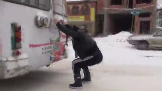 Trafikte kayarak seyahat ediyor