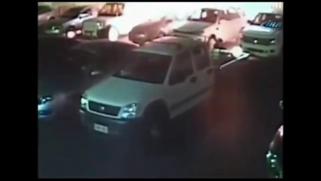 Benzin çalarken kendini yaktı