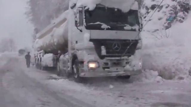 TIR'ı çeken çekici şaha kalktı