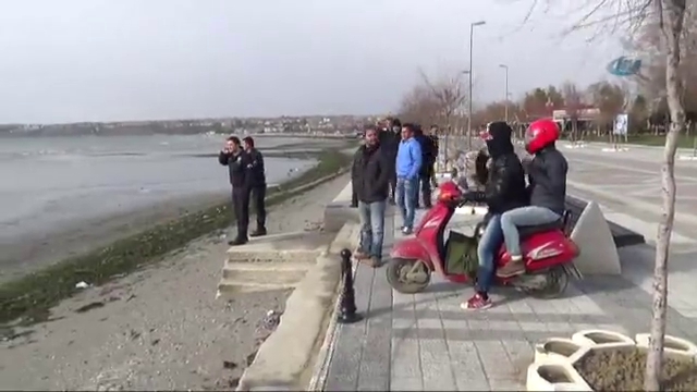 Dondurucu soğuğa aldırmadan denize girdi